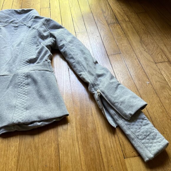 Lululemon Size 10 Gray Heathered Silver Spoon It's Happening Athletic Jacket - Picture 13 of 15